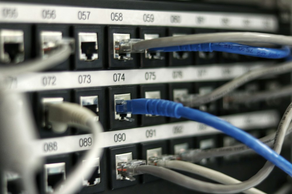 Nätverkskablar och patchpaneler i serverrum