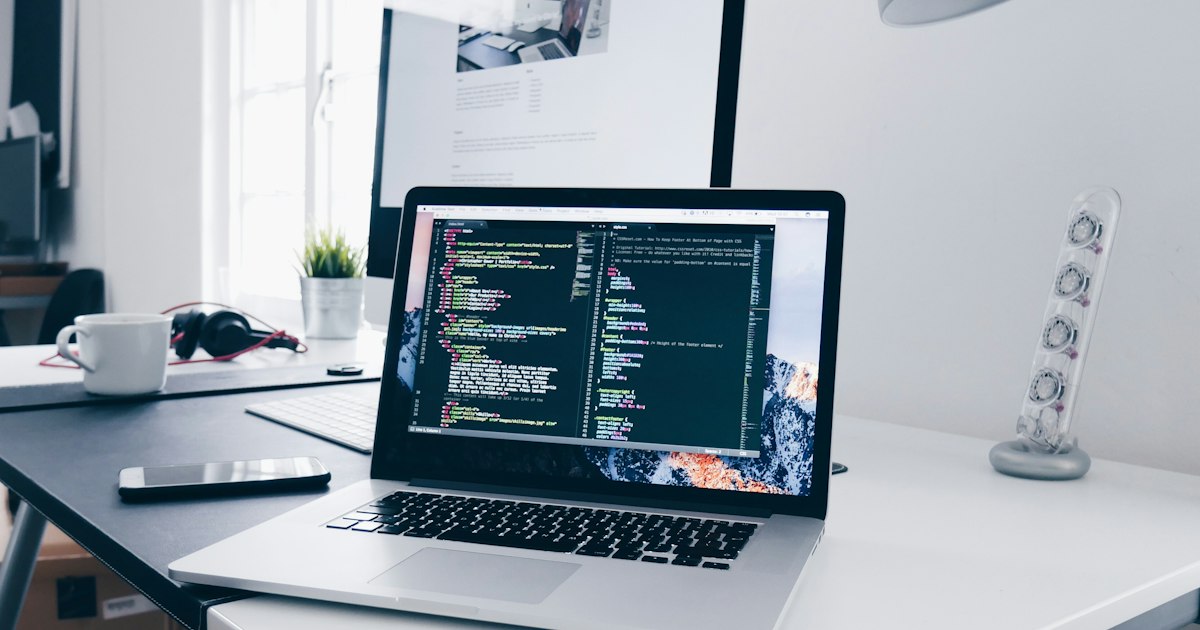 Utvecklare med modern kodmiljö och serverless-arkitektur
